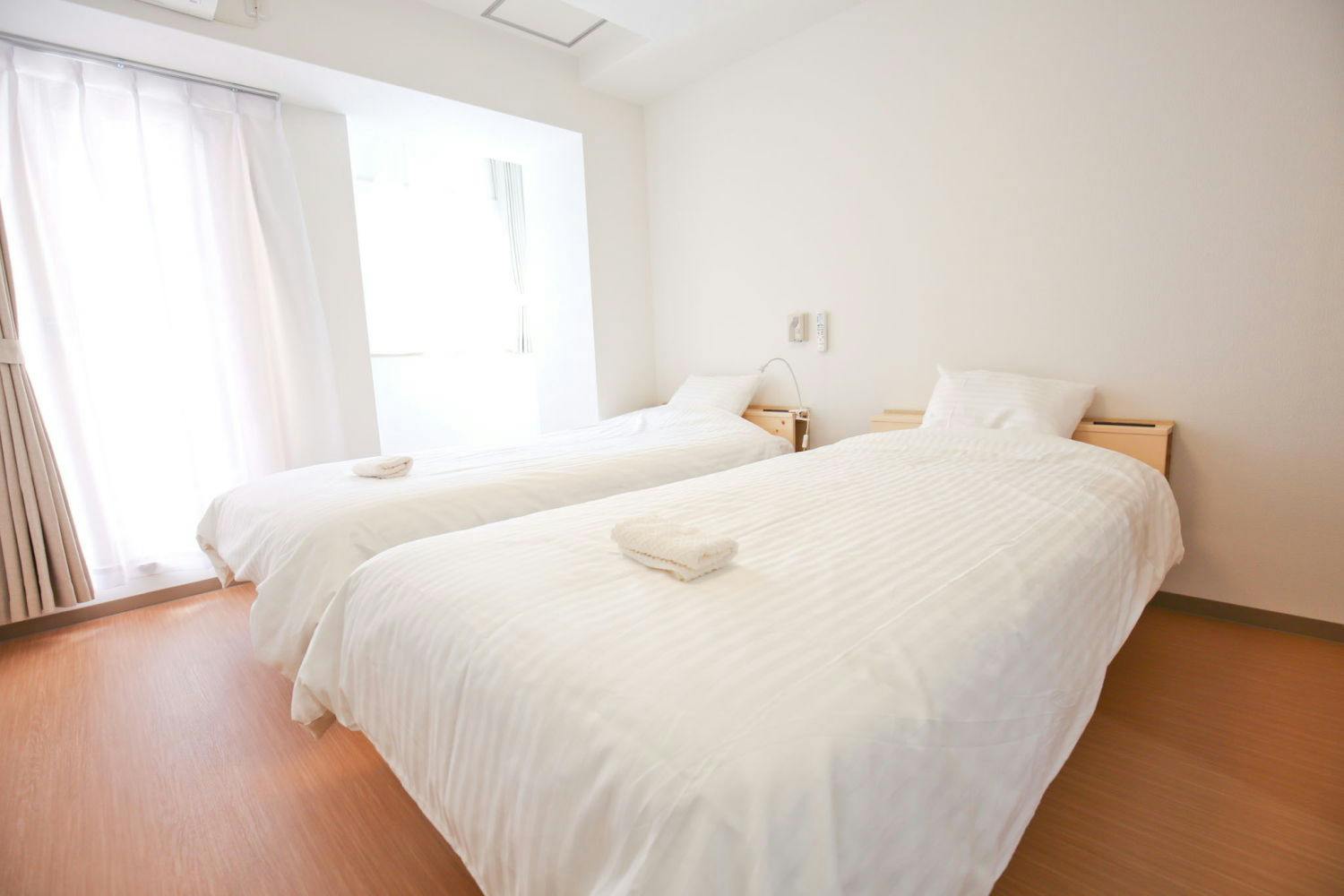 ห้องพักเตียงคู่ปลอดบุหรี่ ห้องน้ำรวม ขนาด 22 ตร.ม.