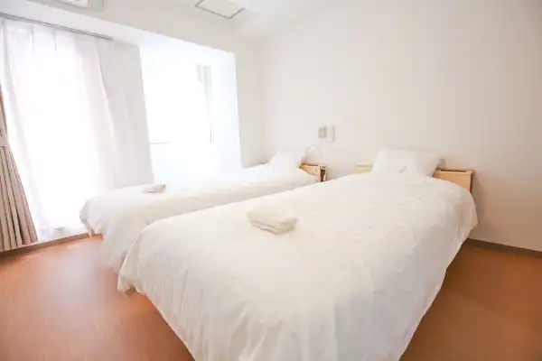 ห้องพักเตียงคู่ปลอดบุหรี่ ห้องน้ำรวม ขนาด 22 ตร.ม.