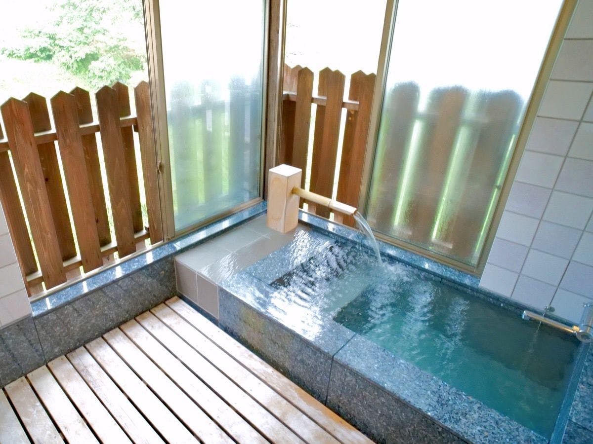 Kamar khusus dengan bak mandi Mata air panas aliran langsung dari sumber.