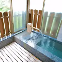 Kamar khusus dengan bak mandi Mata air panas aliran langsung dari sumber.