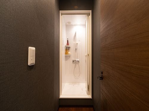ツインシャワールーム・トイレ付き