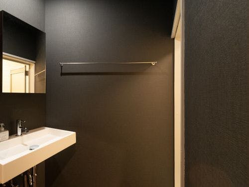 トリプルシャワールームトイレ付き