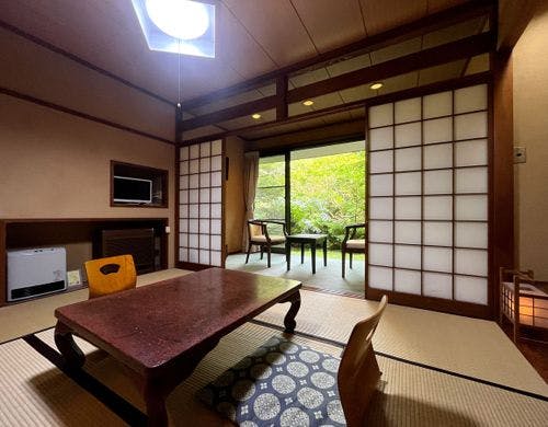 【客室】和室6畳★緑豊かな中庭を臨む