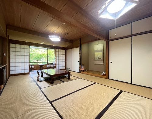 【客室】和室10畳★窓より緑を眺められる
