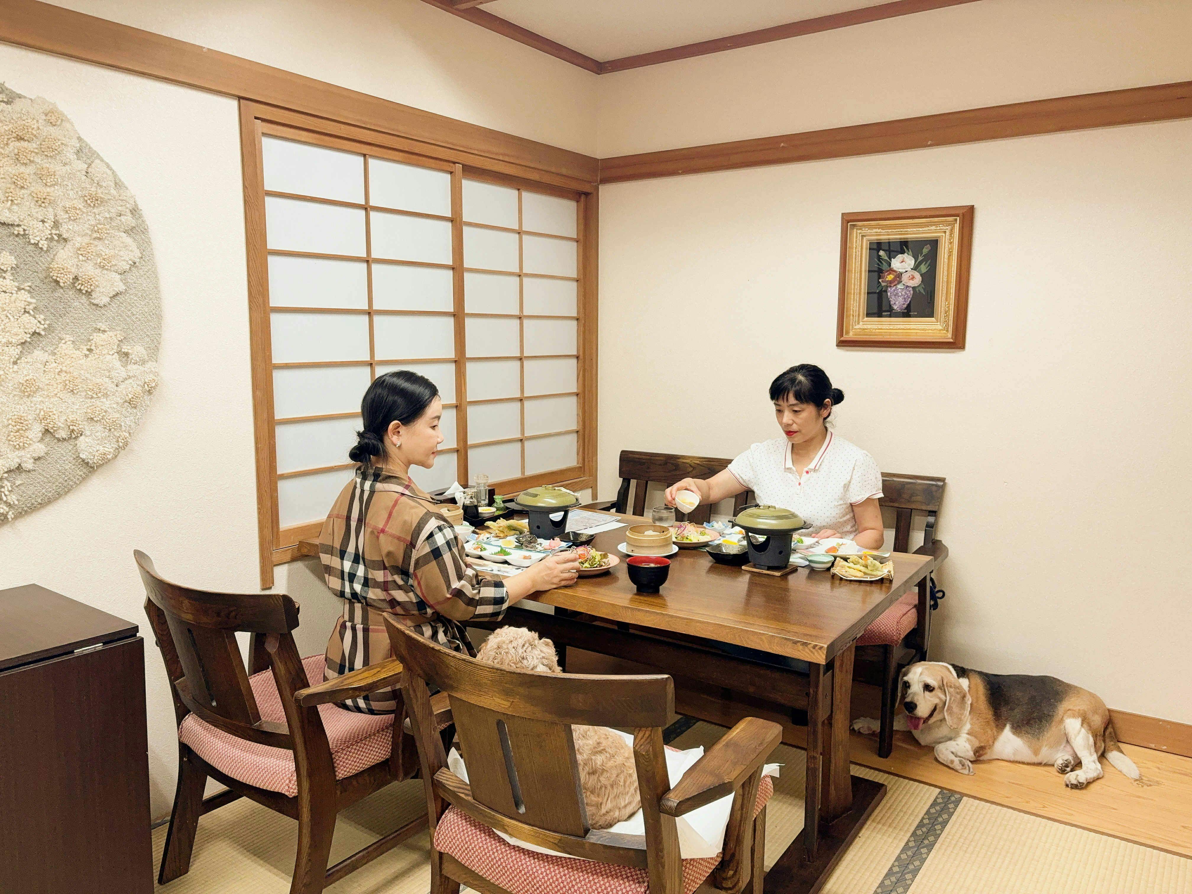 ห้องจัดเลี้ยงขนาดเล็กในอาคารหลักสำหรับรับประทานอาหารร่วมกับสัตว์เลี้ยง