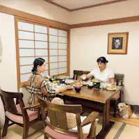 ห้องจัดเลี้ยงขนาดเล็กในอาคารหลักสำหรับรับประทานอาหารร่วมกับสัตว์เลี้ยง