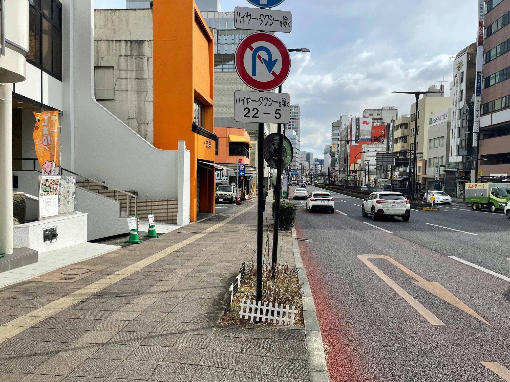 ที่จอดรถหน้าทางเข้าหลักของ Maruji