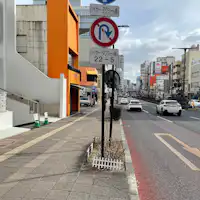 ที่จอดรถหน้าทางเข้าหลักของ Maruji