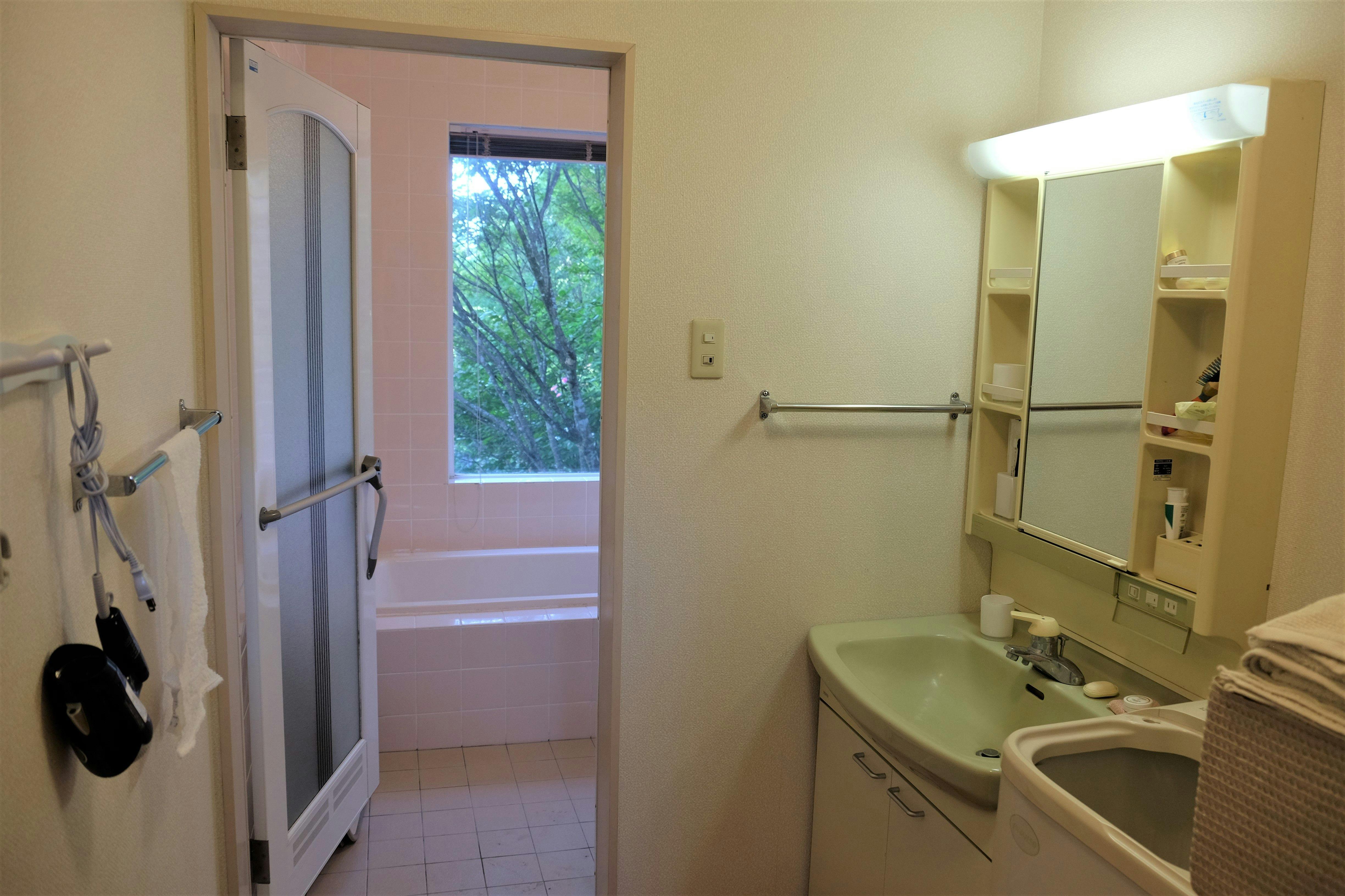 욕실, 세면대(2곳), 세탁기.