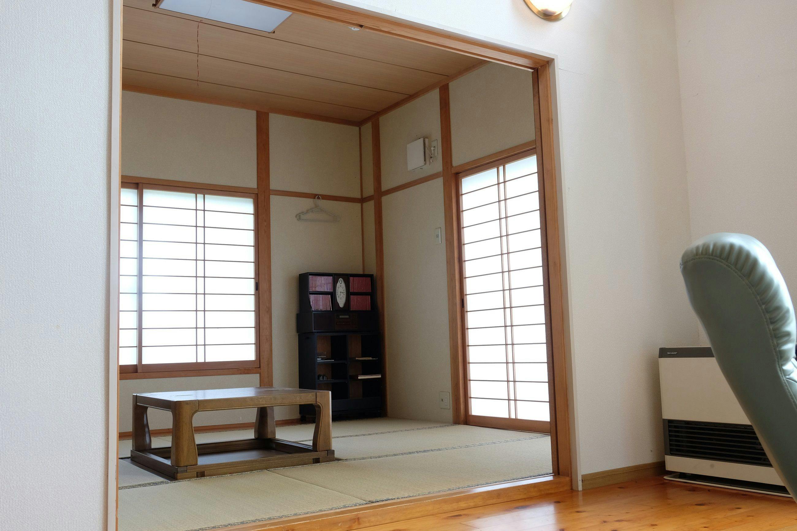 거실 옆 일본식 방. 이불 3세트를 깔 수 있습니다.