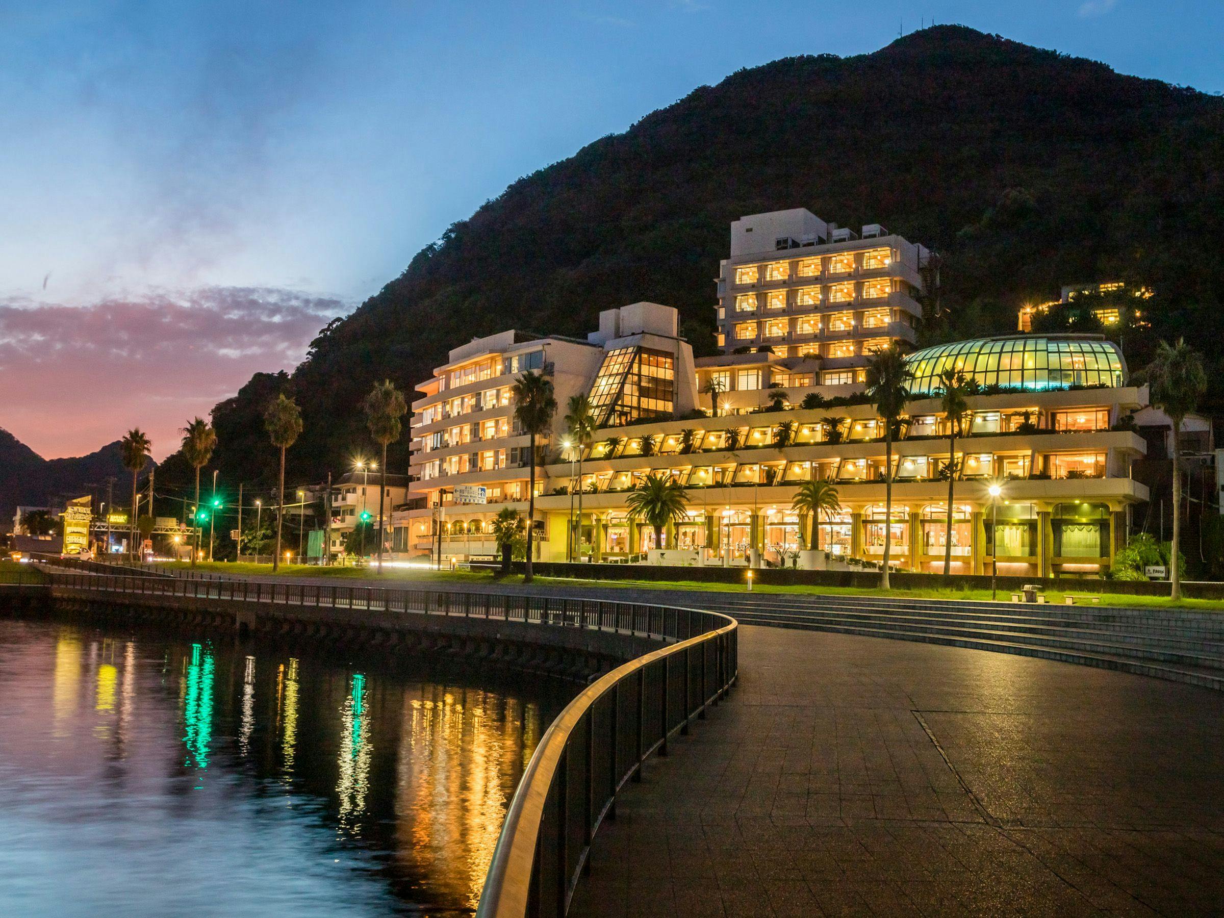 Tampilan luar fasilitas (pemandangan malam)