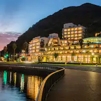 Tampilan luar fasilitas (pemandangan malam)