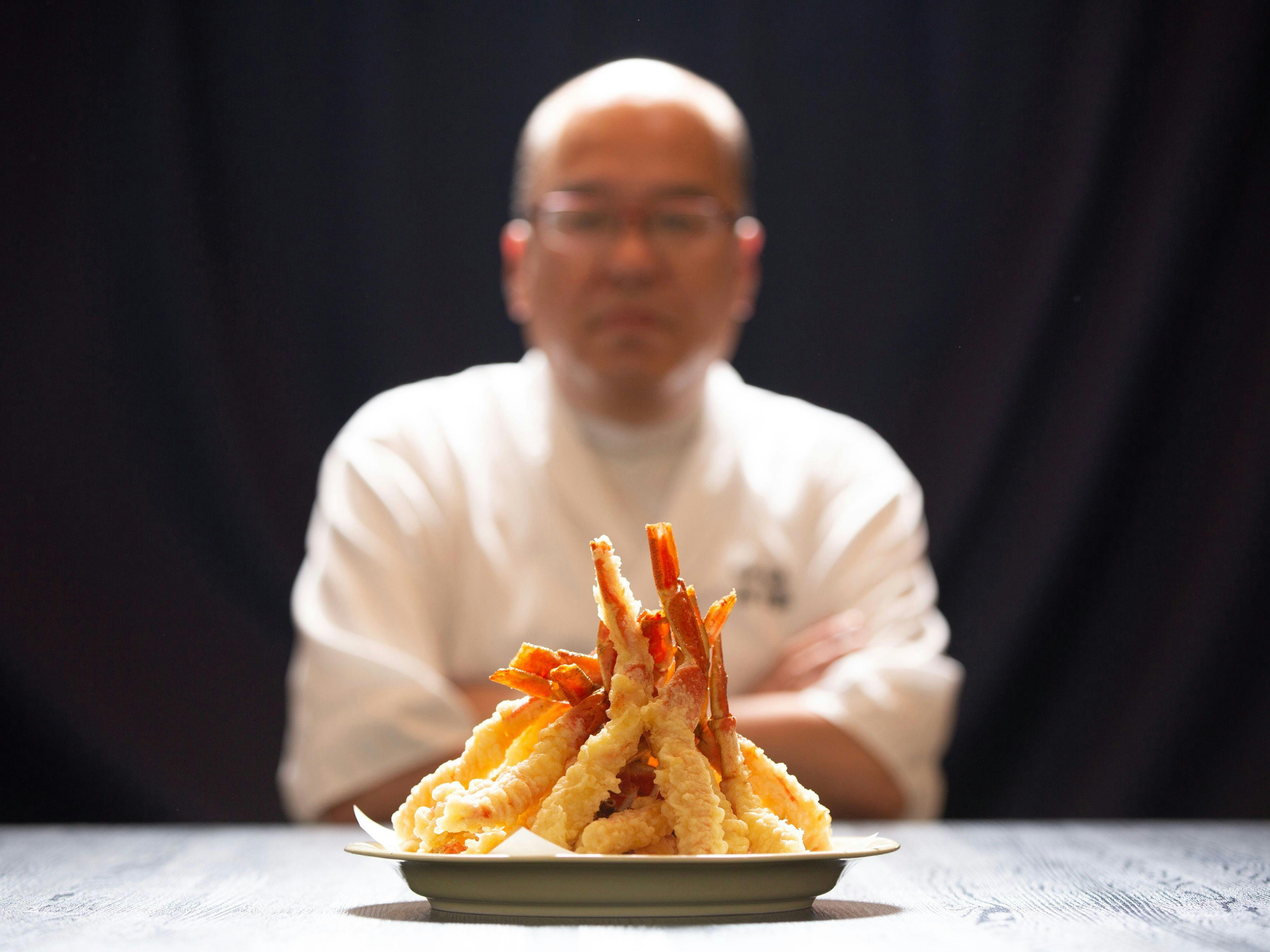 게 튀김을 바라보는 대장.