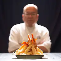 게 튀김을 바라보는 대장.