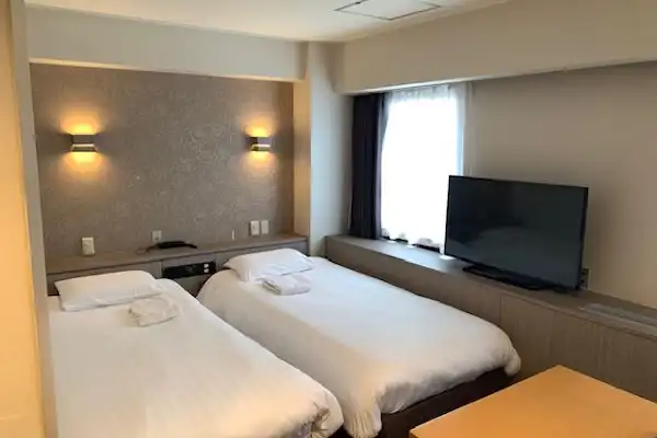 ข้างเตียงในห้องพักสำหรับ 4 ท่าน