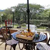 朝食は景色を見ながらテラスで