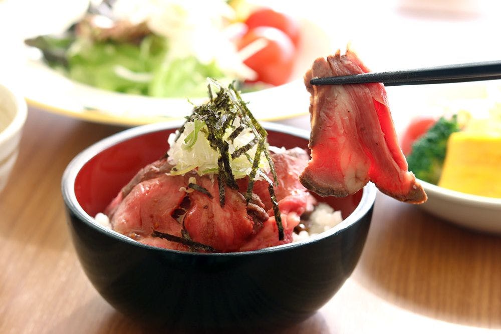 【เมนูขึ้นชื่อของที่พัก】ข้าวหน้าโรสต์บีฟ