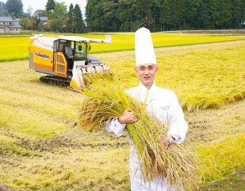 朝食のお米を生産する、帰山さんと総料理長