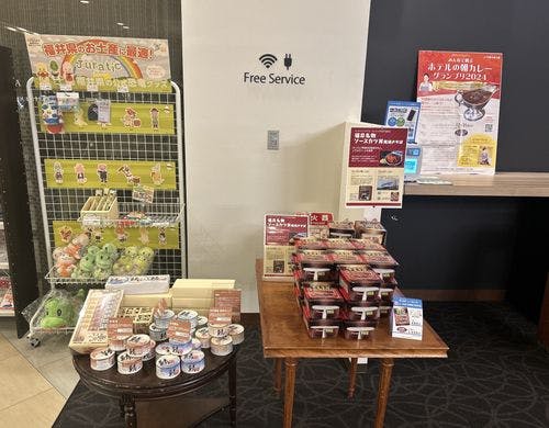 売店にてホテルの鯖缶や福井銘菓を販売中