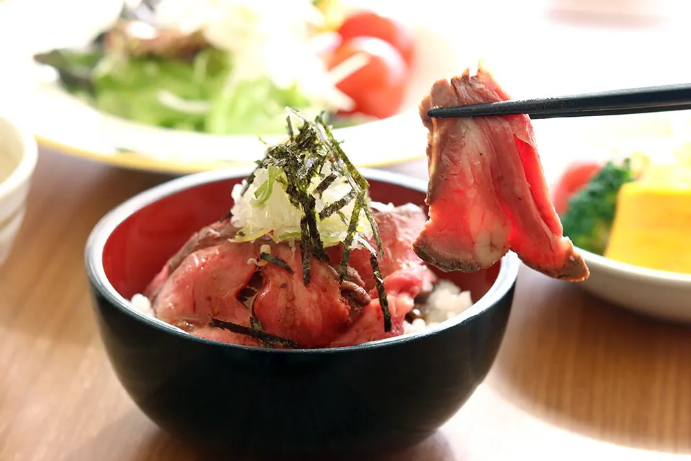 【เมนูขึ้นชื่อของที่พัก】ข้าวหน้าโรสต์บีฟ