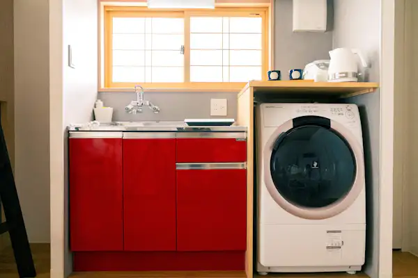 ห้องครัวและเครื่องซักผ้าพร้อมอบแห้ง