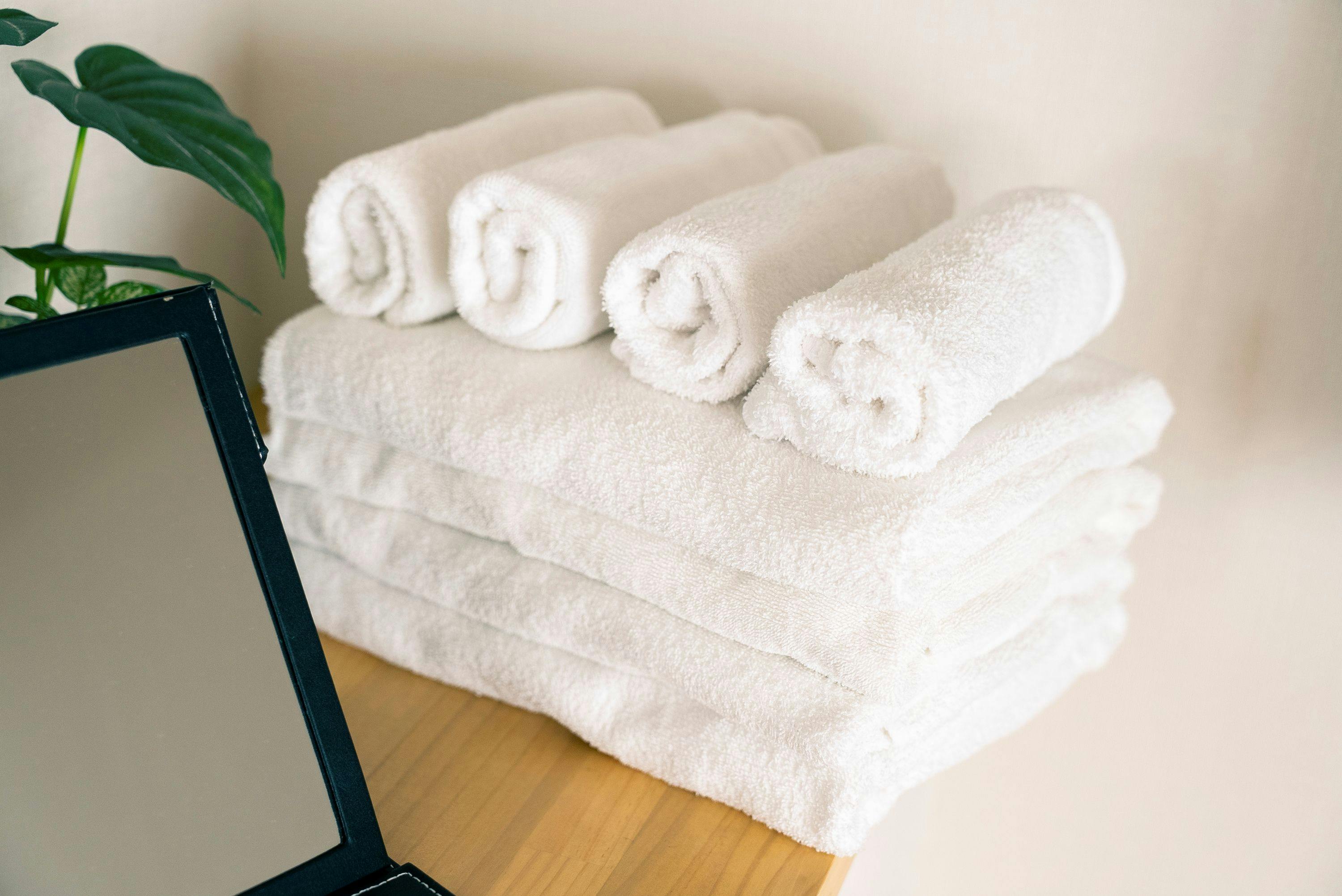 ผ้าขนหนูอาบน้ำและผ้าเช็ดมือที่สะอาด