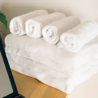 ผ้าขนหนูอาบน้ำและผ้าเช็ดมือที่สะอาด