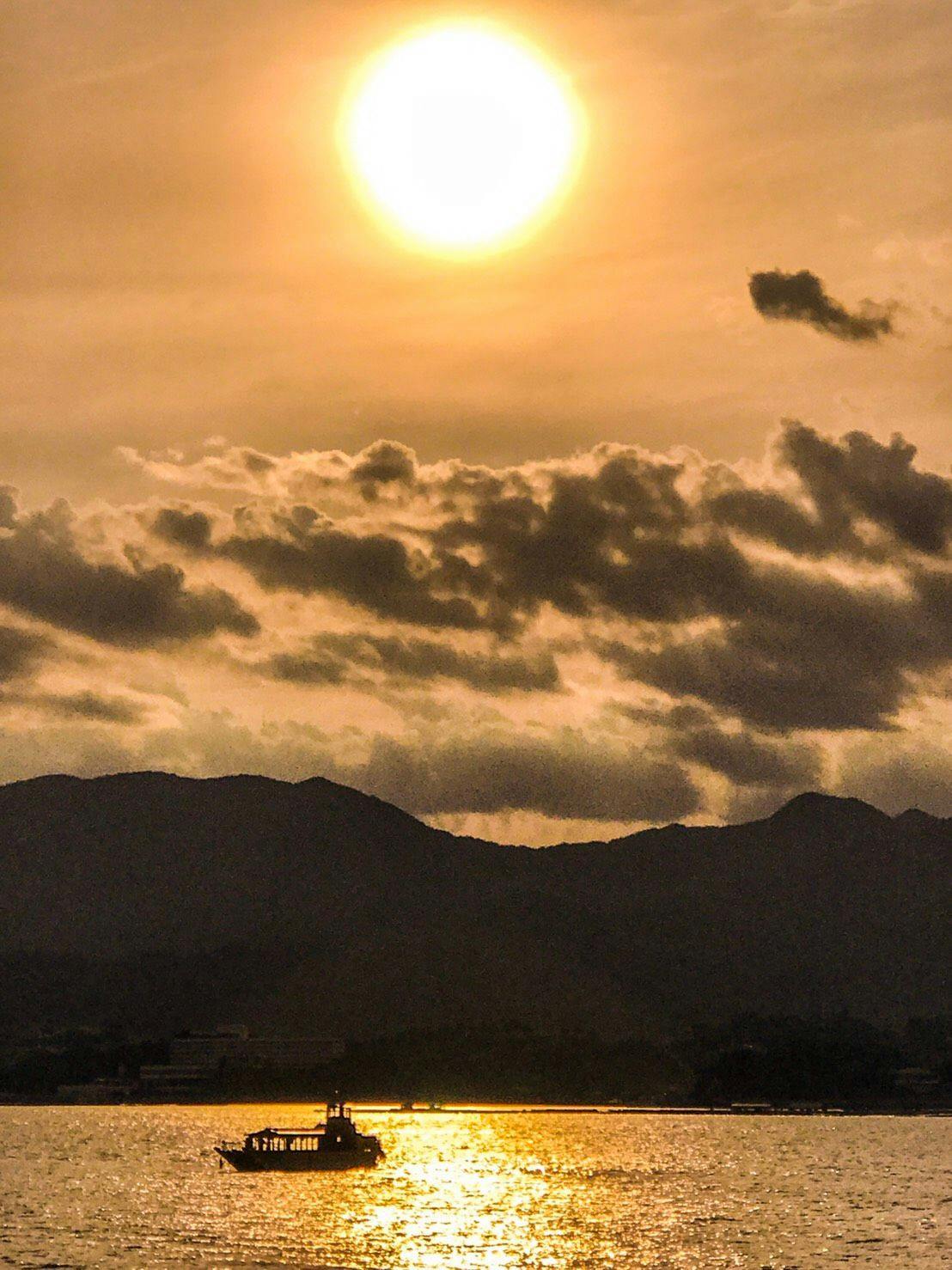 วิวพระอาทิตย์ตกที่เซโตะจากชายหาดตะวันตกของมิยาจิมะ