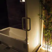 ชั้น 2: ห้องน้ำ (อ่างอาบน้ำขนาดใหญ่)