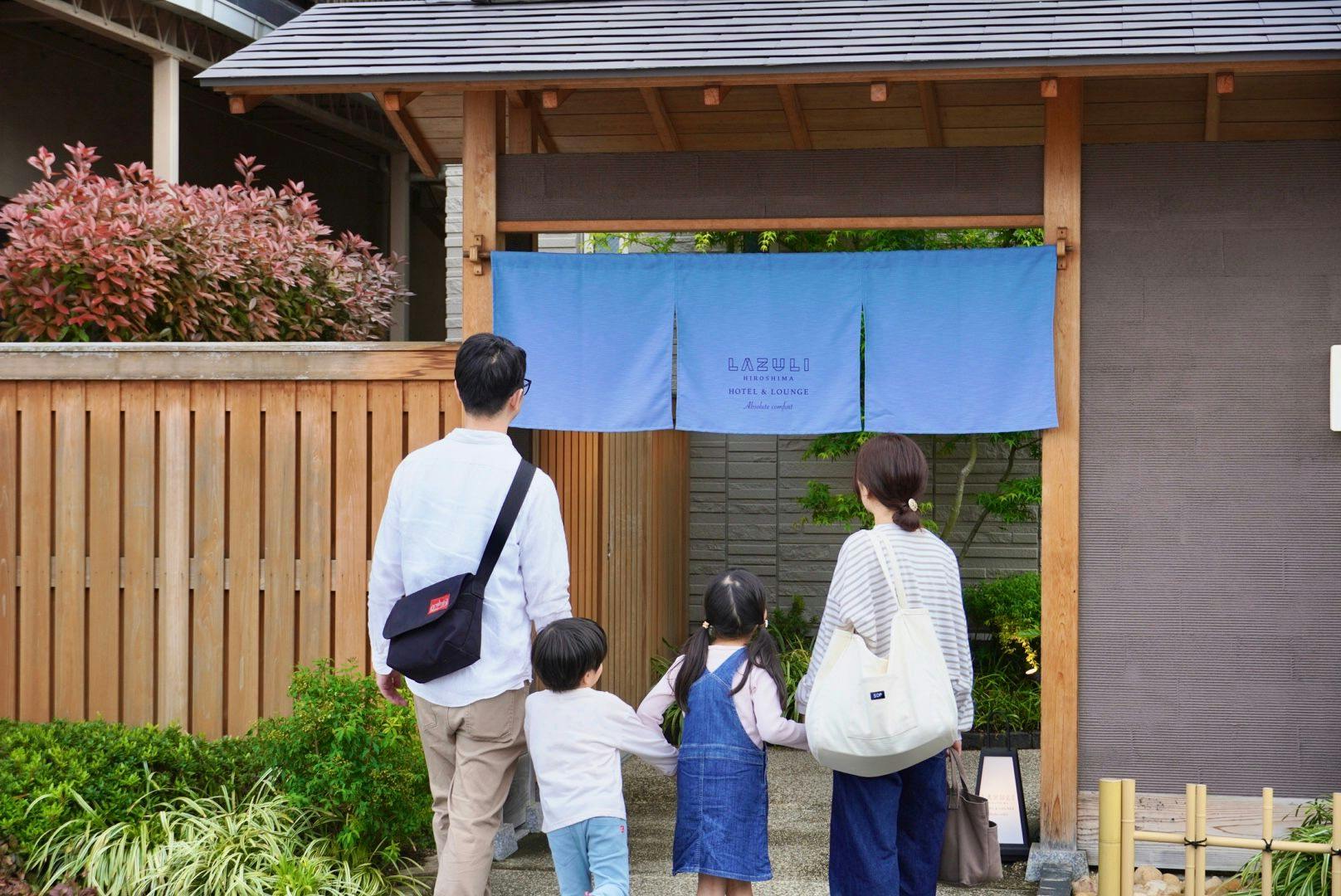 ผ้าม่านสีน้ำเงินเป็นจุดสังเกต