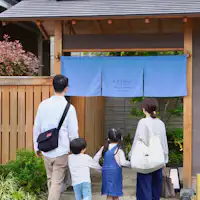 ผ้าม่านสีน้ำเงินเป็นจุดสังเกต