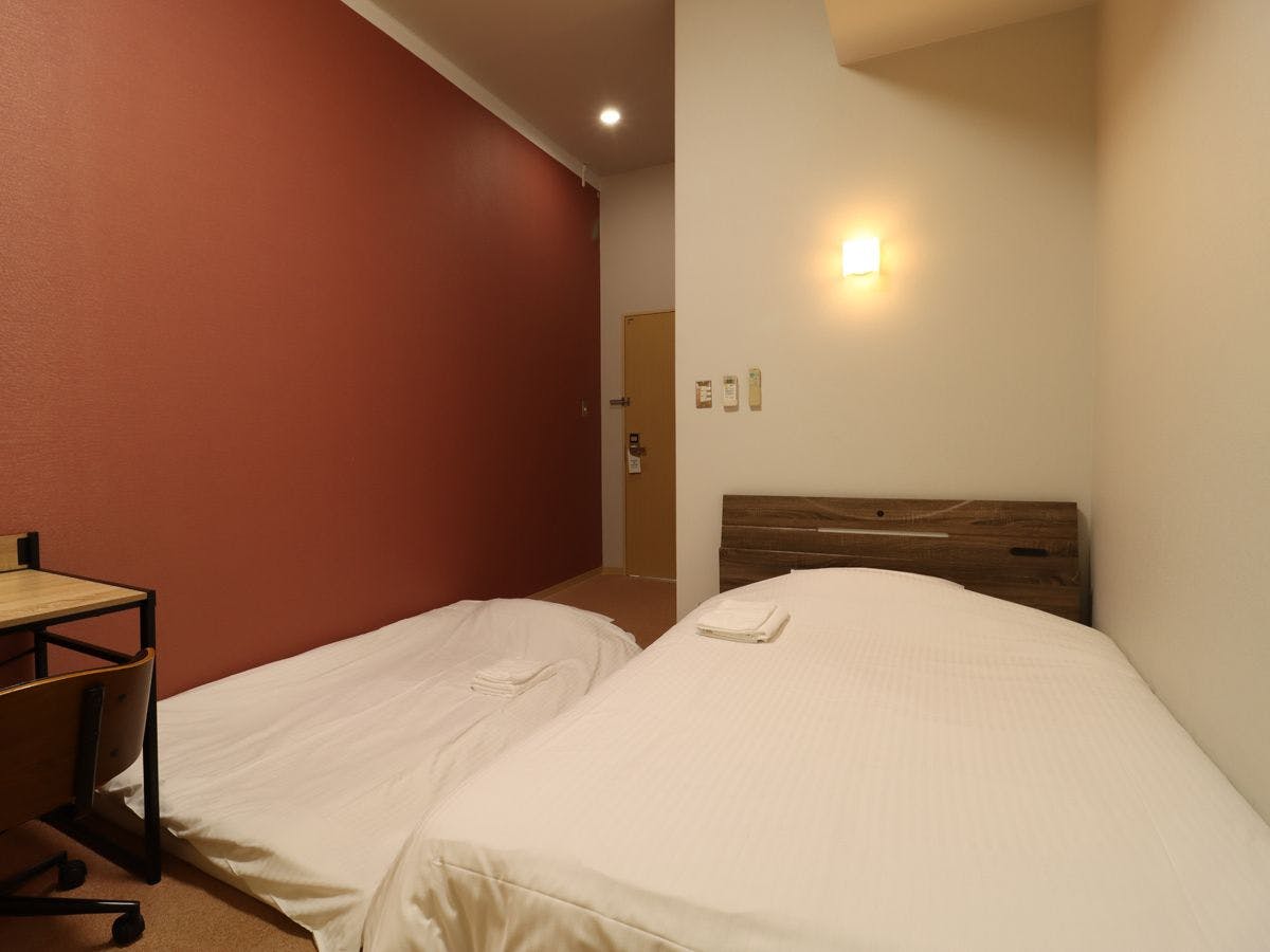 【ห้องเตียงแฝด】เป็นการจัดแบบเตียงและฟูกนอนรวมกัน
