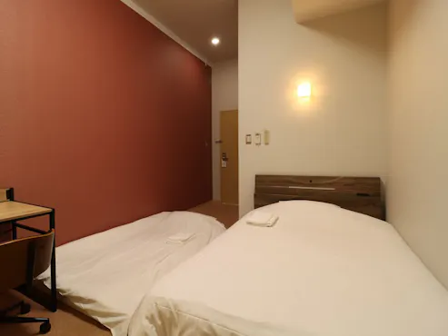 【ห้องเตียงแฝด】เป็นการจัดแบบเตียงและฟูกนอนรวมกัน