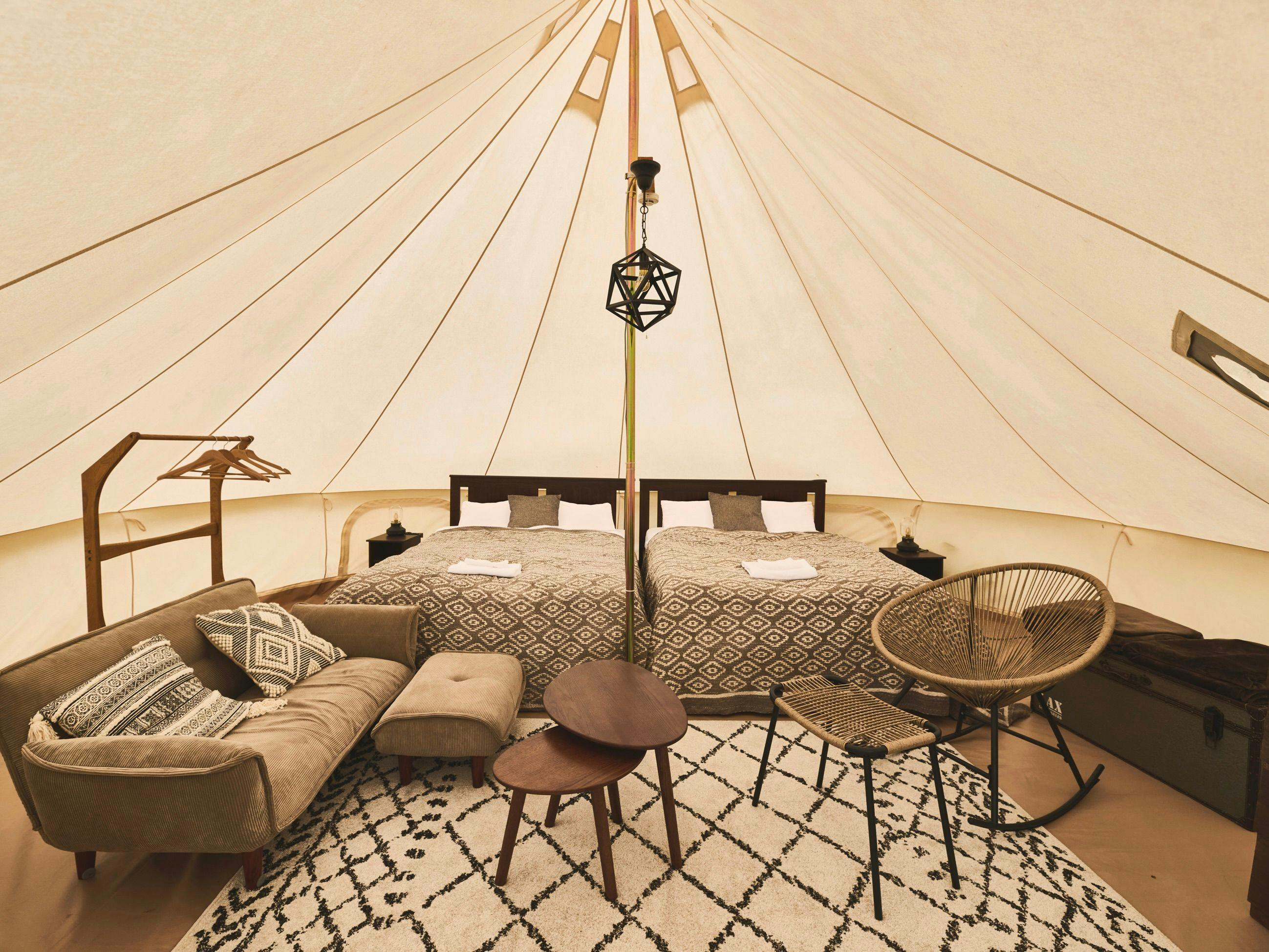 เต็นท์แกลมปิ้งพร้อมเตียงคู่สองเตียง