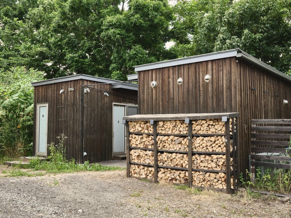 ลักษณะภายนอกของอาคารห้องอาบน้ำรวม