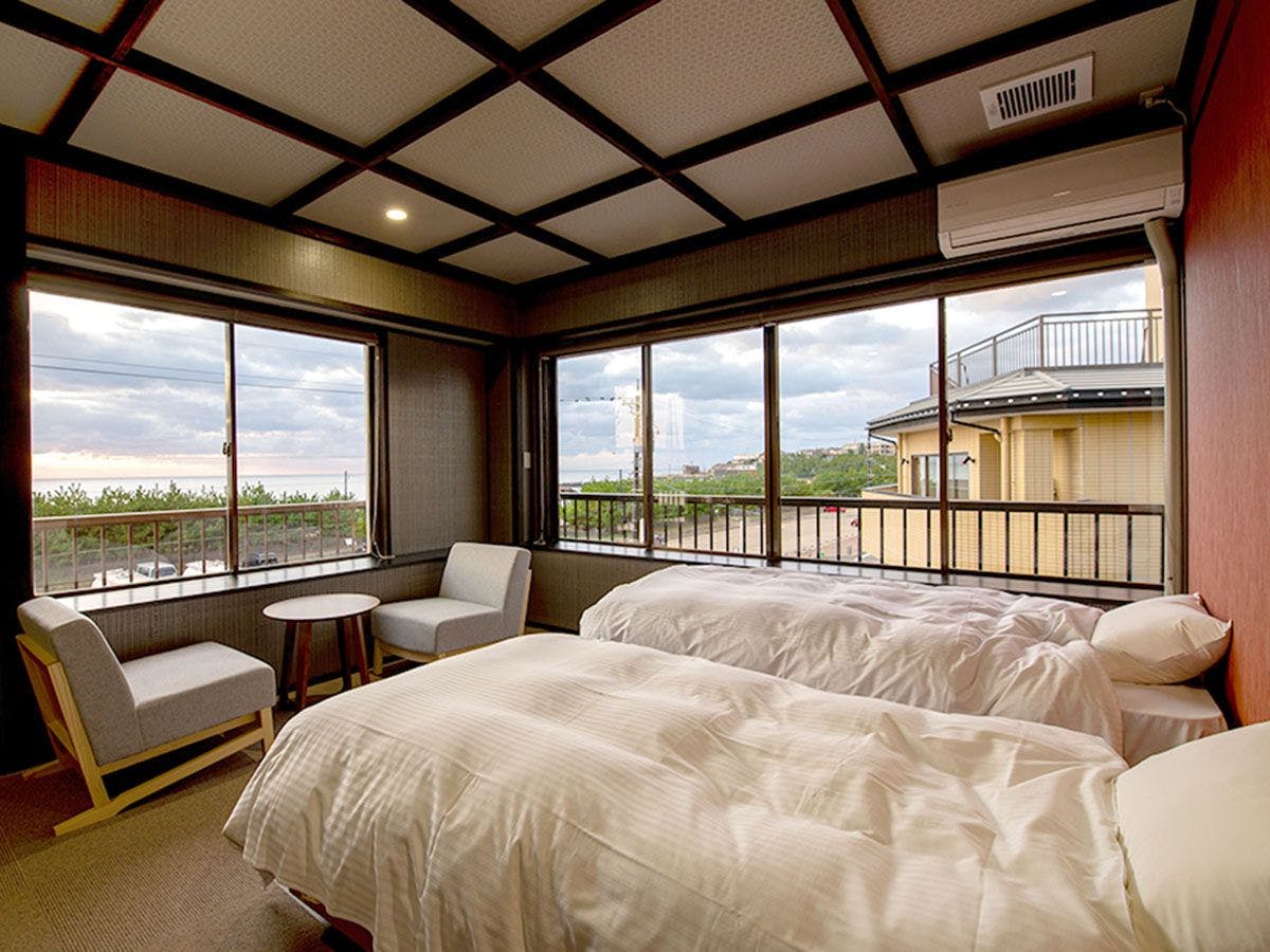 ・Kamar bergaya Jepang dan Barat yang luas. Matahari terbenam di laut