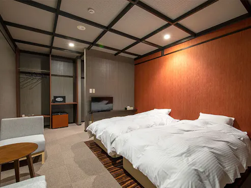 Nikmati waktu yang menyenangkan di kamar modern bergaya Jepang dan Barat yang luas.