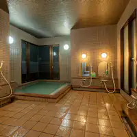 Bersantai di Mata air panas Mikuni dengan aliran alami.