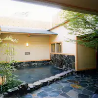 บ่อน้ำพุร้อนกลางแจ้งลาวา