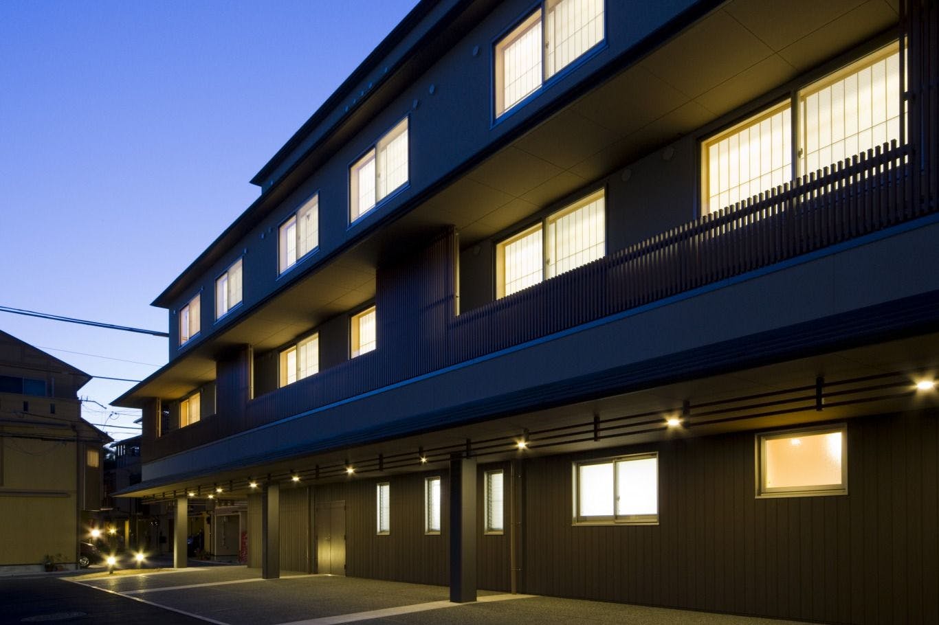 ภาพรวมของอาคารใหม่ในช่วงเย็น