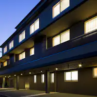 ภาพรวมของอาคารใหม่ในช่วงเย็น