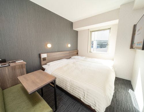 ベッド2台に広々スペースがございます