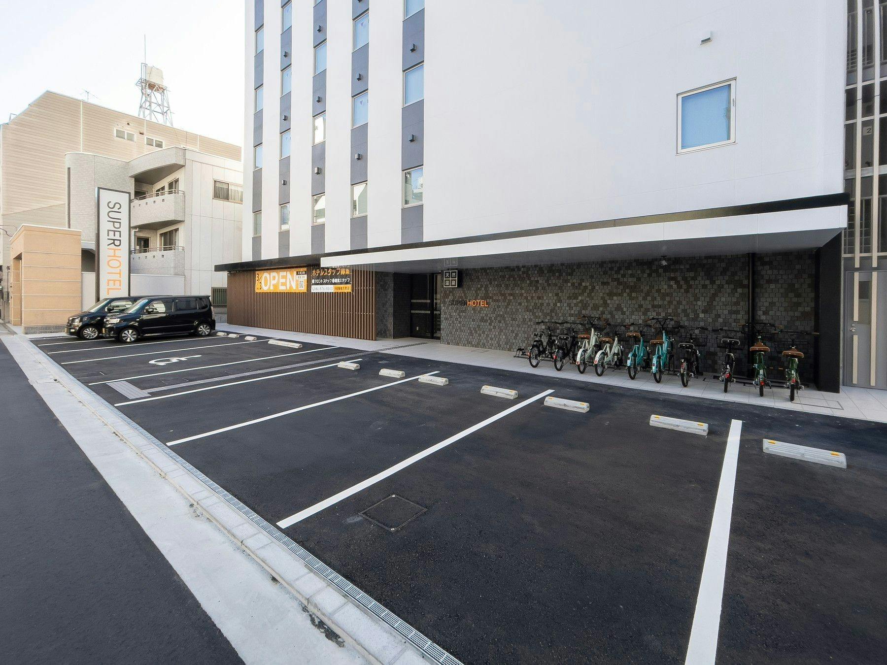 ที่จอดรถมีจำนวน 69 คัน ให้บริการตามลำดับก่อนหลัง