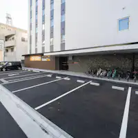 Area parkir tersedia untuk 69 kendaraan dengan sistem siapa cepat dia dapat.