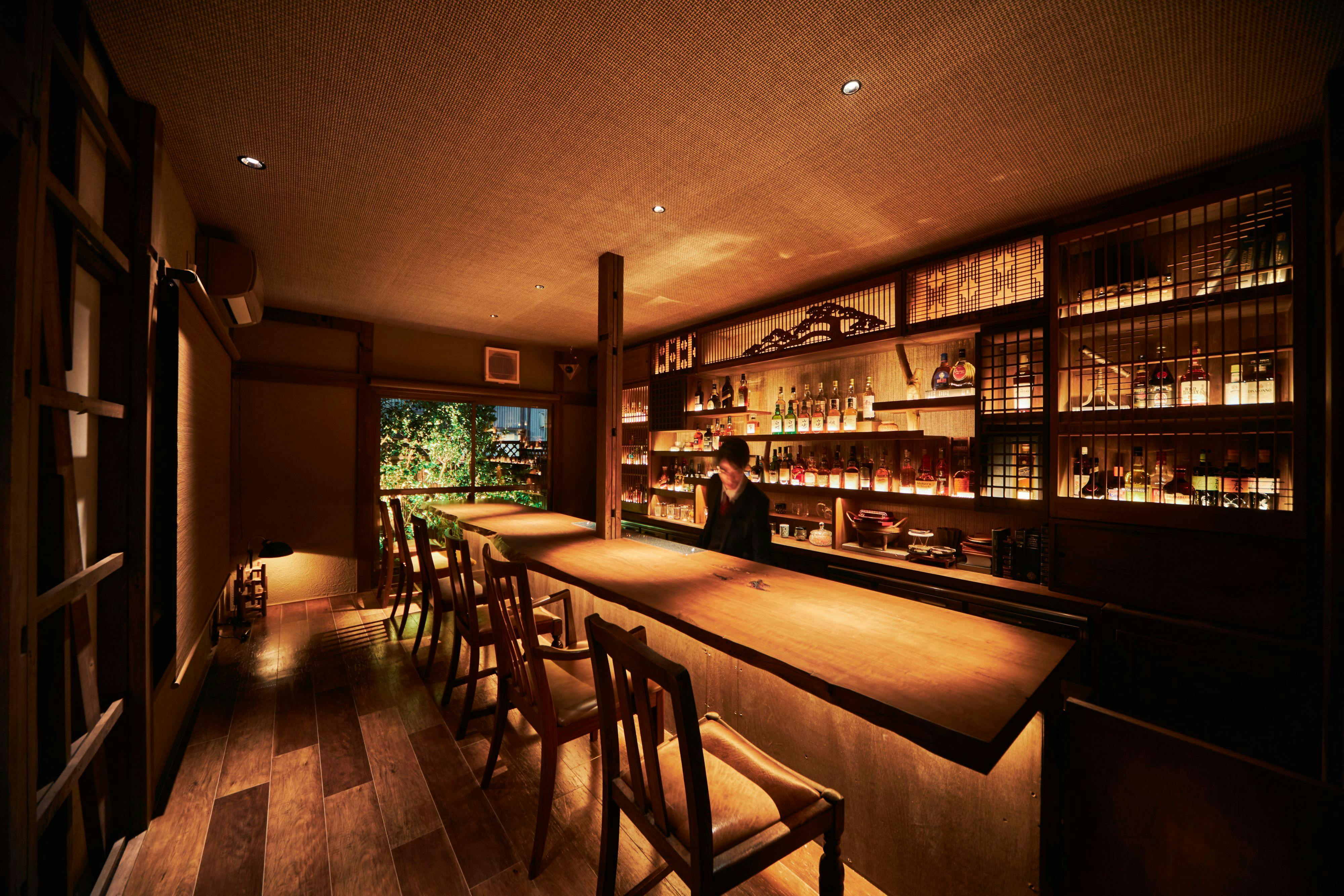 Kagurazaka Retro Bar and Hotel