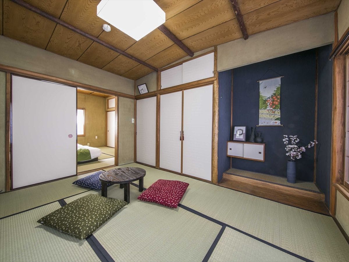 Kagurazaka Retro Bar and Hotel