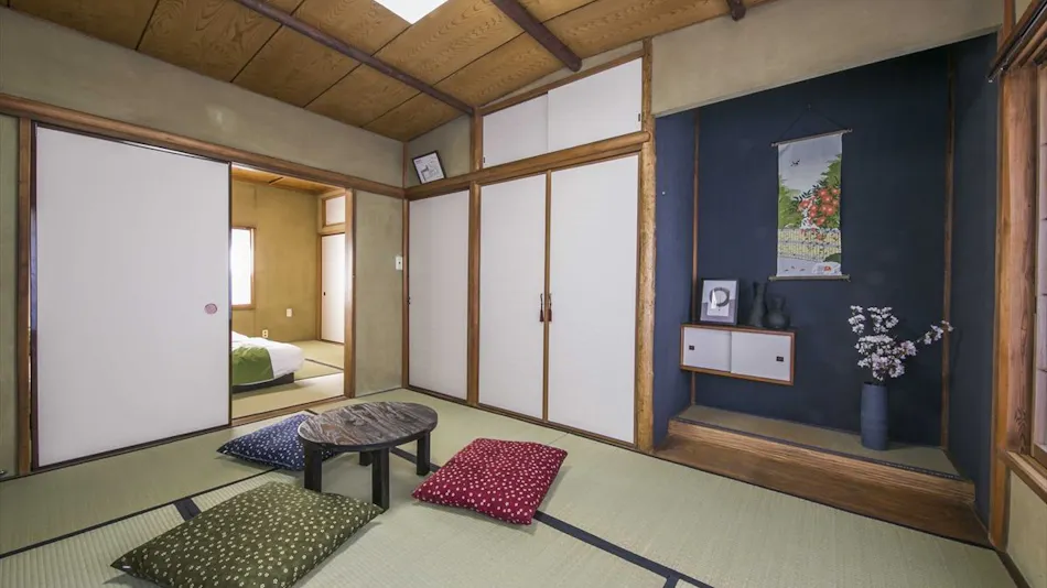 Kagurazaka Retro Bar and Hotel