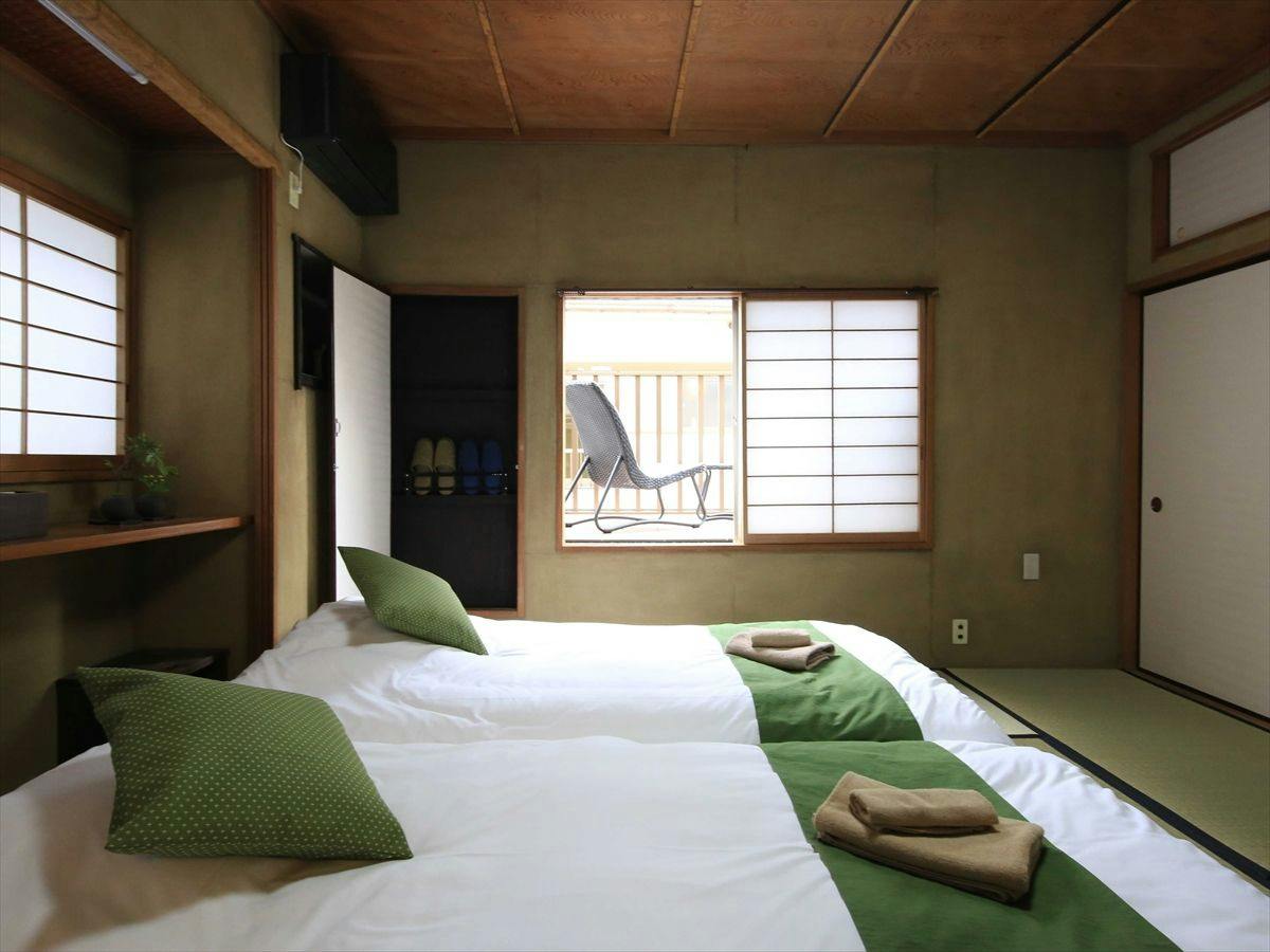 Kagurazaka Retro Bar and Hotel