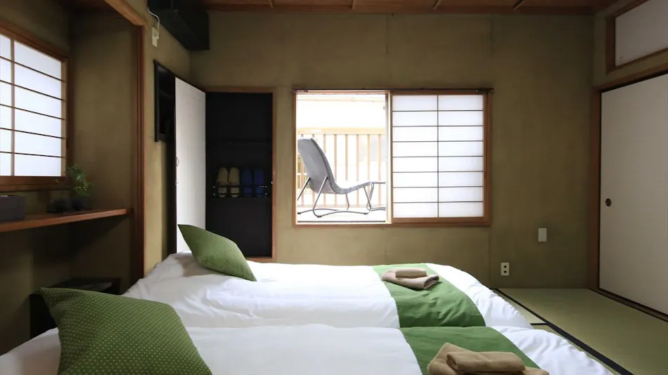 Kagurazaka Retro Bar and Hotel