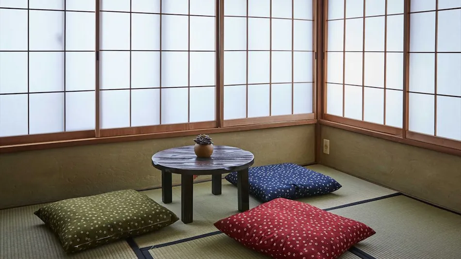 Kagurazaka Retro Bar and Hotel